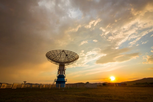 Rádios ou Satélites: Escolhendo a Melhor Solução de Comunicação para Estilo de Vida Off-Grid